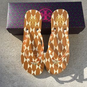 NWT Tory Burch Diamond Tile Print Flip Flops